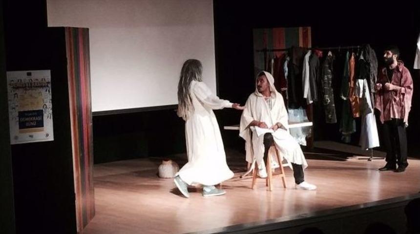 &lsquo;demos Ve Kratos&rsquo; Belgesel Tiyatro G&ouml;sterisine Yoğun İlgi