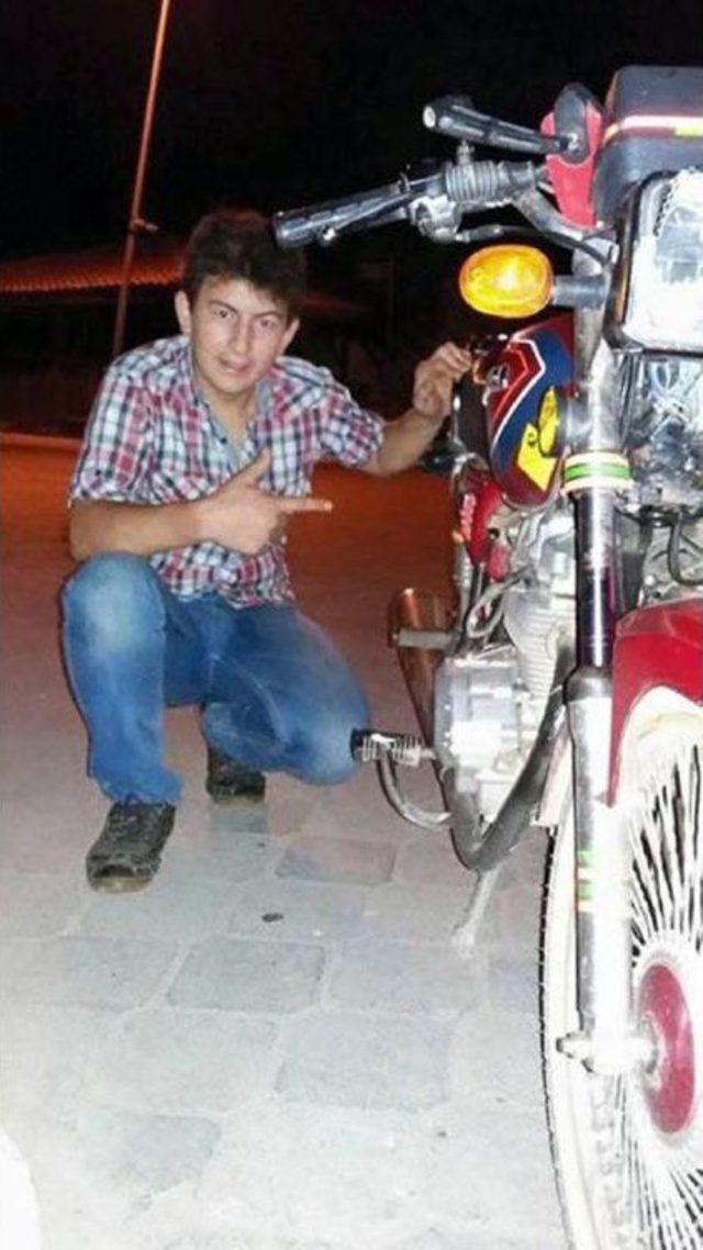 Önce Kamyona, Ardından Midibüse Çarpan Motosiklet Sürücüsü Öldü