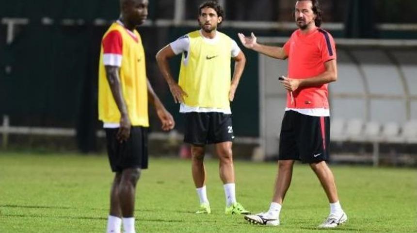 Yusuf Şimşek&rsquo;Ten Futbolcularına Uyarı: Hızlı Oynayın, Her Yere Ayak Basın