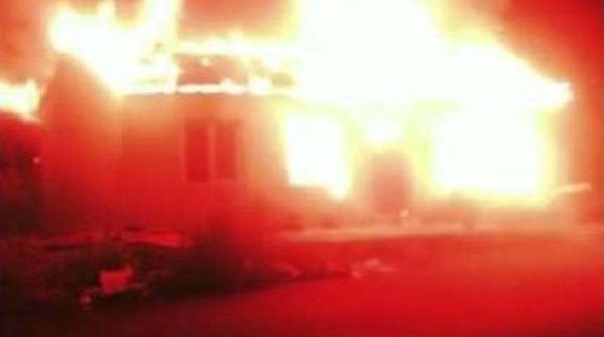 Tek Katlı Ev Alev Alev Yandı