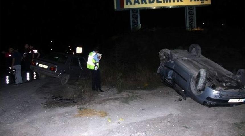 Polisten Ka&ccedil;an Alkoll&uuml; S&uuml;r&uuml;c&uuml; Park Halindeki Araca &Ccedil;arptı: 2 Yaralı