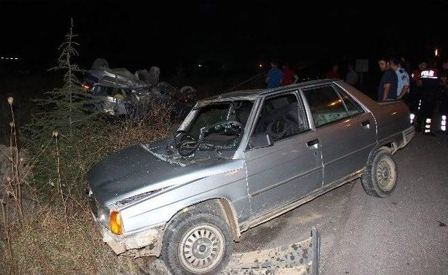 Polisten Kaçan Alkollü Sürücü Park Halindeki Araca Çarptı: 2 Yaralı