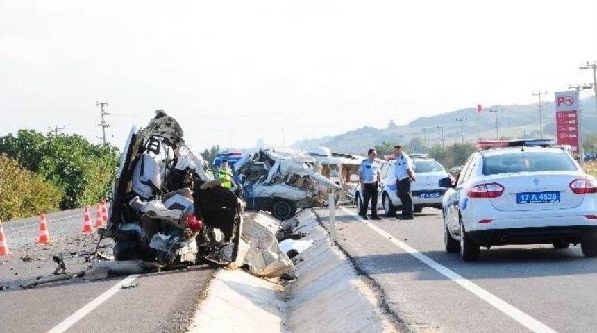 Kamyon, Minib&uuml;s&uuml; İkiye B&ouml;ld&uuml;, O Anlar Kameraya Yansıdı: 1 &Ouml;l&uuml; 2 Yaralı