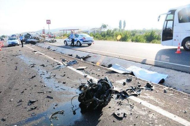 Kamyon, Minibüsü İkiye Böldü, O Anlar Kameraya Yansıdı: 1 Ölü 2 Yaralı