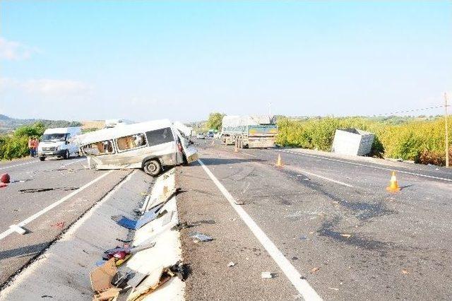 Kamyon, Minibüsü İkiye Böldü, O Anlar Kameraya Yansıdı: 1 Ölü 2 Yaralı