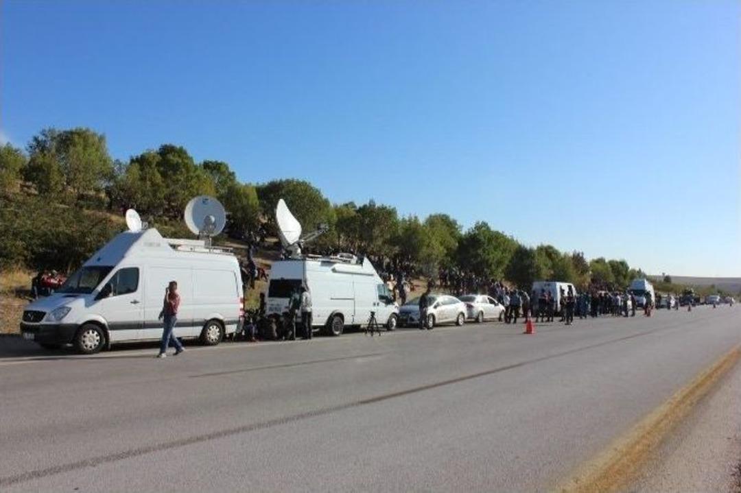 Suriyeli Sığınmacıların Edirne Otobanında Bekleyişleri S&uuml;r&uuml;yor