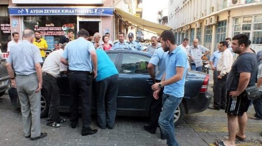 Annesinin Ara&ccedil;ta Bıraktığı &Ccedil;ocuğu Polis Kurtardı