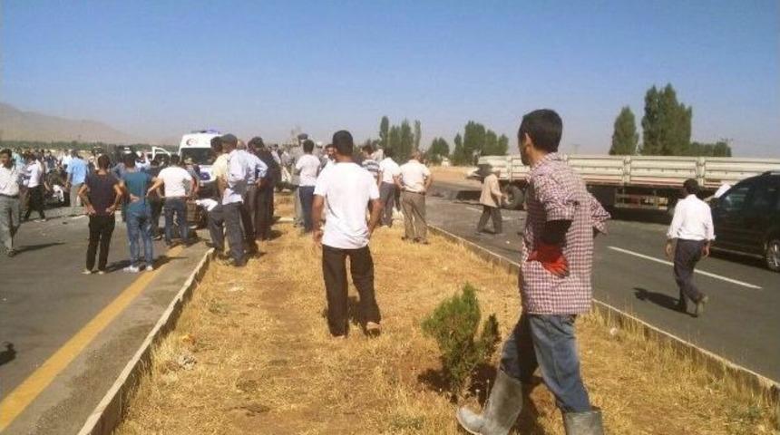 Polis Aracı Tır&rsquo;a &Ccedil;arptı: 2 Şehit, 2 Yaralı