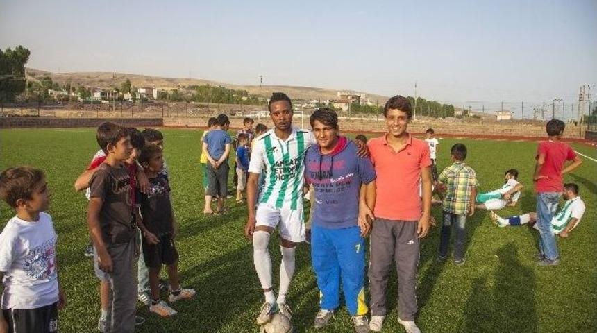 (&ouml;zel Haber) Ahlat Spor&rsquo;un Siyahi Futbolcuları Takıma Renk Kattı