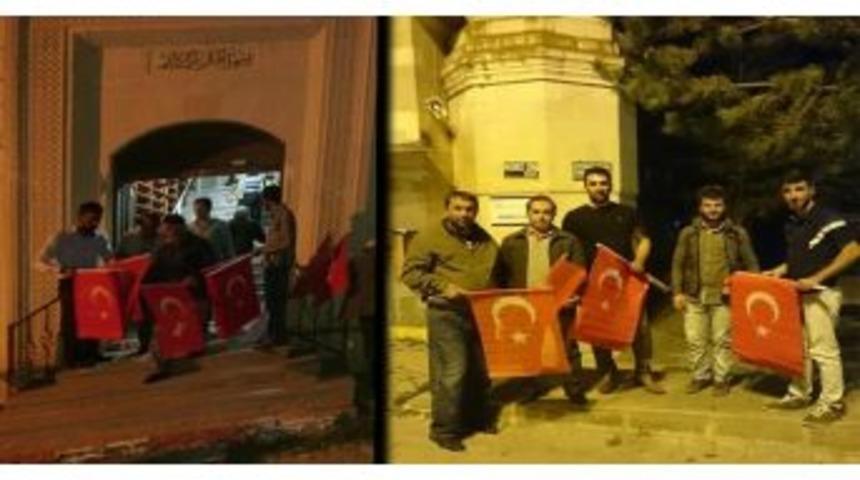 Ak Parti Gençlik Kolları İlçe Ve Belde Teşkilatları Türk Bayrağı Dağıttı