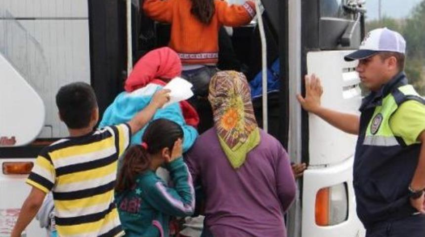 Kamplara Geri D&ouml;nen Suriyelilere Jandarmadan Sabah Kahvaltısı