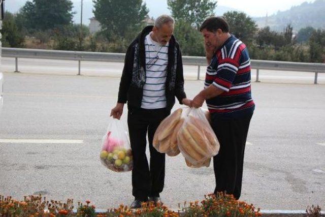 Kamplara Geri Dönen Suriyelilere Jandarmadan Sabah Kahvaltısı