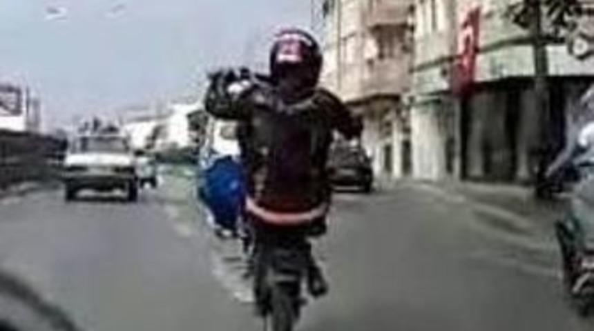 Sakarya&rsquo;da Motosiklet S&uuml;r&uuml;c&uuml;s&uuml; Trafiği Tehlikeye Attı