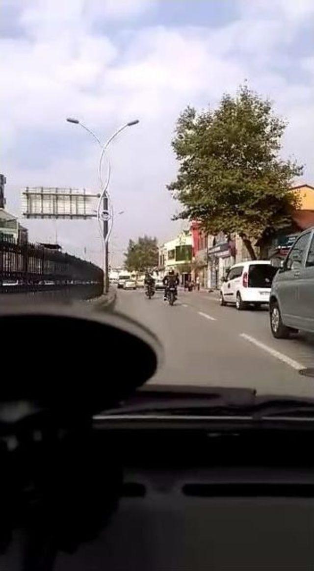 Sakarya’da Motosiklet Sürücüsü Trafiği Tehlikeye Attı