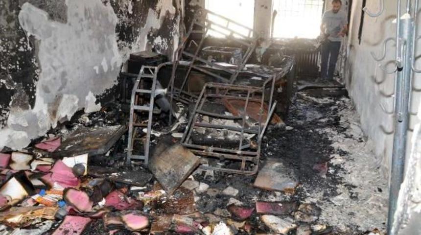 Van'da Pkk'lılar Okulda Yangın &Ccedil;ıkardı