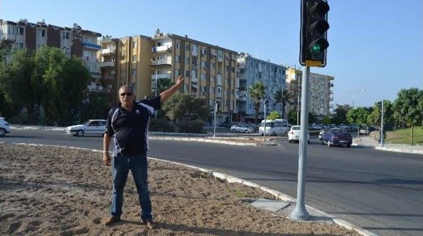 Aliağa&rsquo;da Tehlike Sa&ccedil;an O Kavşağa Trafik Işıkları Konuldu