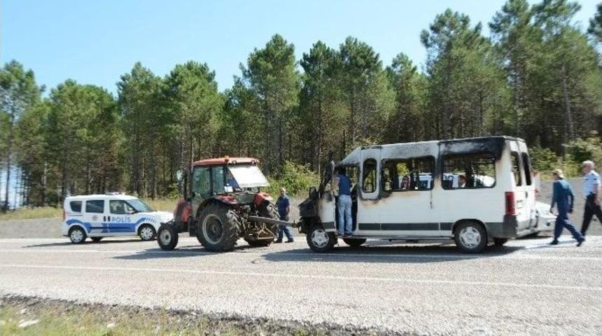Sinop&rsquo;ta Minib&uuml;s Yangını