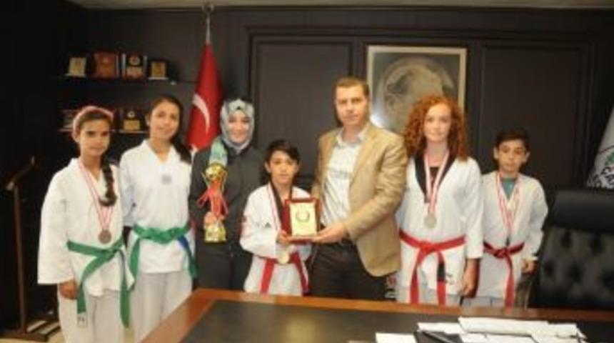 &Ccedil;an Belediyesi Tekvando Kul&uuml;b&uuml;n&uuml;n B&uuml;y&uuml;k Başarısı