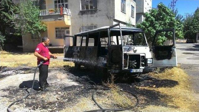 Terk Edilmiş Minibüs Yandı