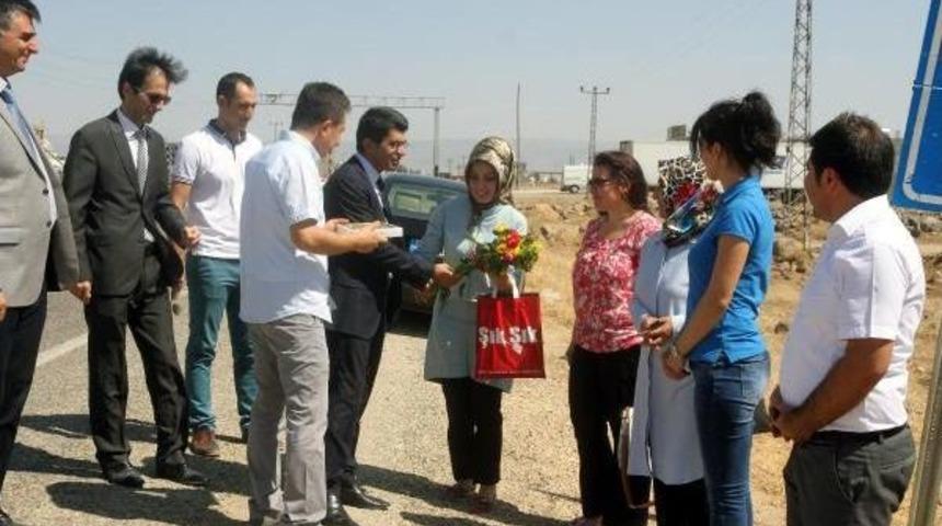 Şırnak İdil'e Atanan &Ouml;ğretmenler &Ccedil;i&ccedil;ek Ve &Ccedil;ikolata Ile Karşılandı