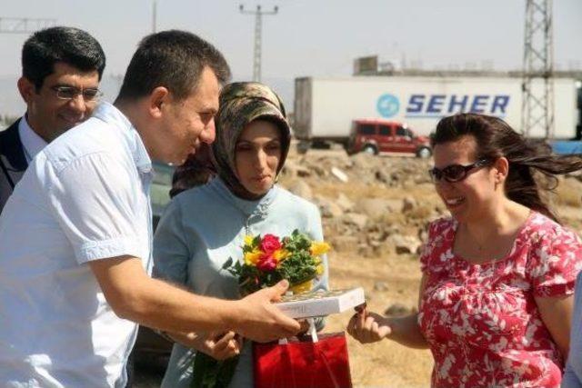 Şırnak İdil'e Atanan Öğretmenler Çiçek Ve Çikolata Ile Karşılandı