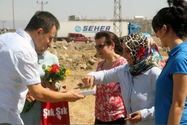 Şırnak İdil'e Atanan Öğretmenler Çiçek Ve Çikolata Ile Karşılandı