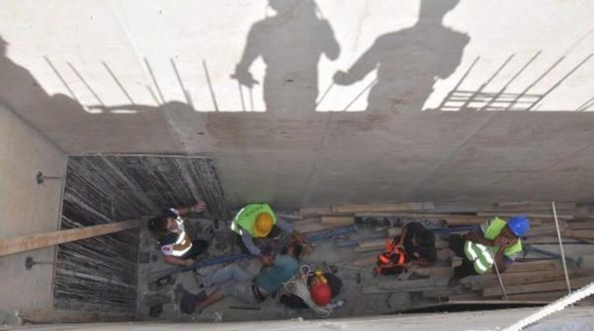 İnşaatta 6 Metrelik Boşluğa D&uuml;şen Iş&ccedil;i, Itfaiye Merdivenine Bağlanan Halatla Kurtarıldı