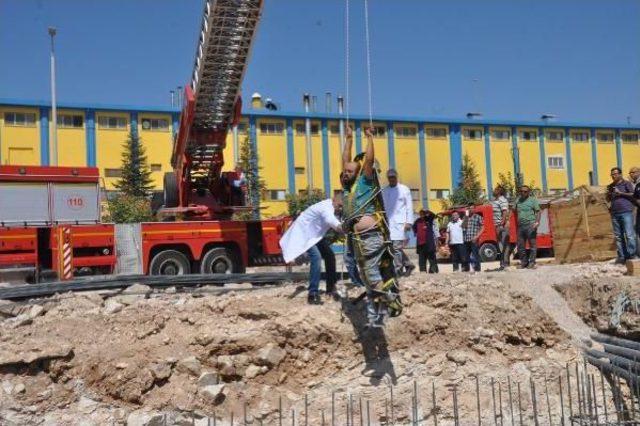 İnşaatta 6 Metrelik Boşluğa Düşen Işçi, Itfaiye Merdivenine Bağlanan Halatla Kurtarıldı