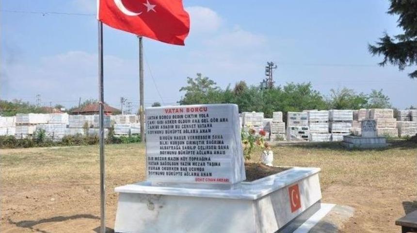 Şehidin Mezar Taşına Annesi İ&ccedil;in Kaleme Aldığı Şiir Yazıldı