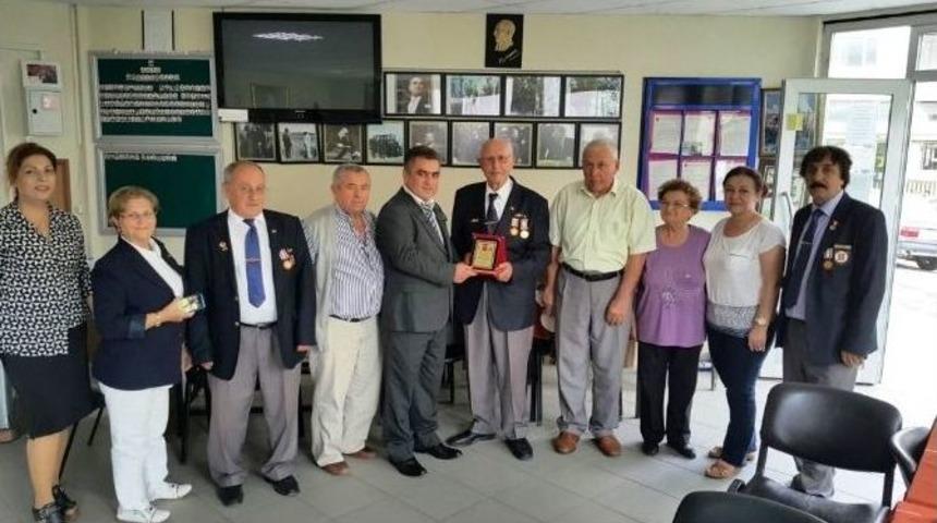 Dost Eli Giyim Mağazası İhtiya&ccedil; Sahipleri İ&ccedil;in Bayrama Hazır