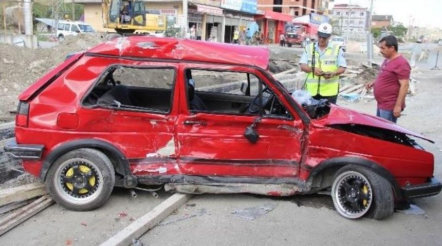 Tır&rsquo;ın &Ccedil;arptığı Otomobildeki 2 Kişi Ağır Yaralandı