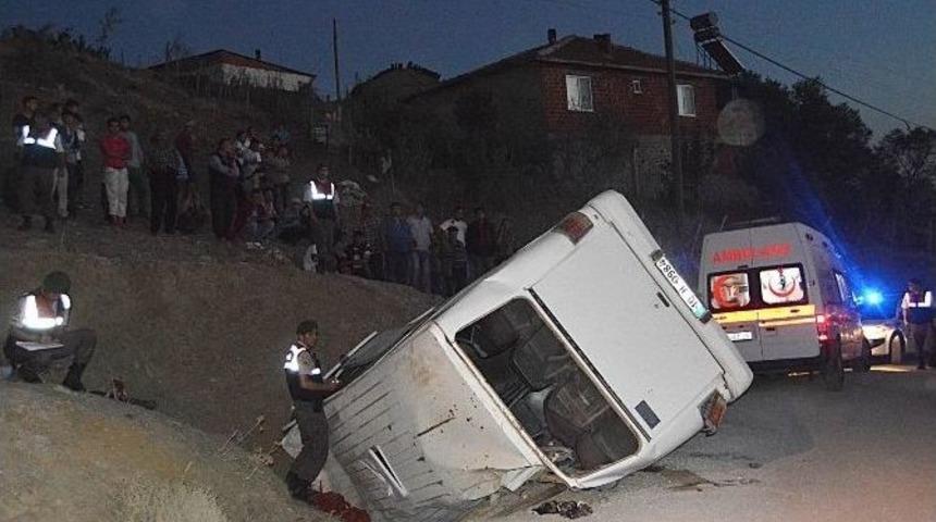 Tarım İş&ccedil;ilerini Taşıyan Minib&uuml;s Takla Attı: 3 &Ouml;l&uuml;, 17 Yaralı