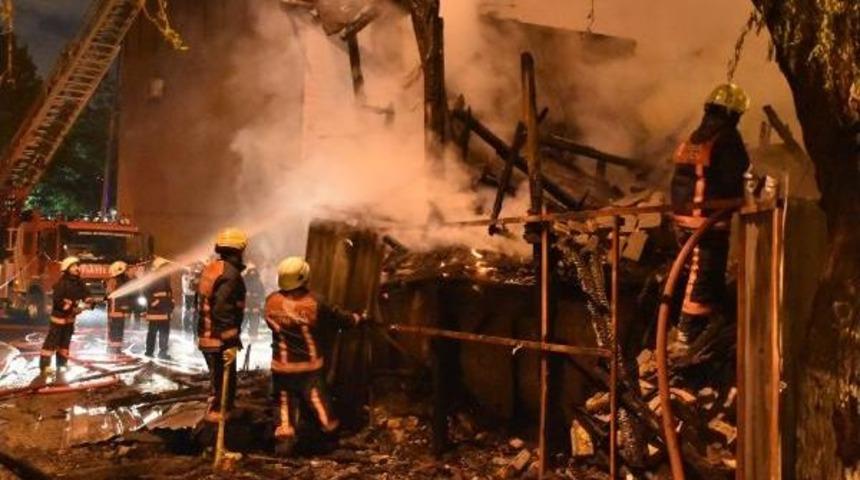 Fatih'te 3 Katlı Metruk Binada Yangın