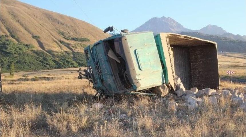 Taş Y&uuml;kl&uuml; Kamyon Devrildi: 1 &Ouml;l&uuml;, 1 Yaralı
