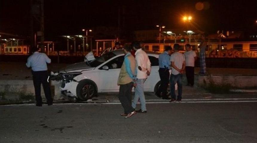 Otomobil, Tren İstasyonun Duvarına &Ccedil;arptı: 2 Yaralı