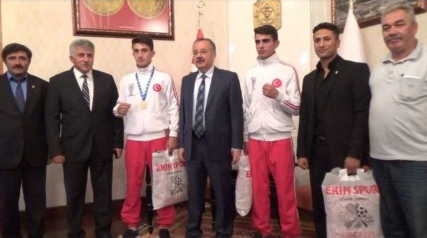 D&uuml;nya Şampiyonu Boks&ouml;rlerden Vali &Ouml;zdemir&rsquo;e Ziyaret