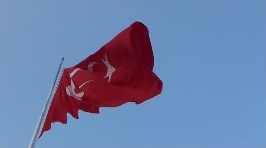 K&ouml;y&uuml;n Girişine Dev T&uuml;rk Bayrağı Astılar