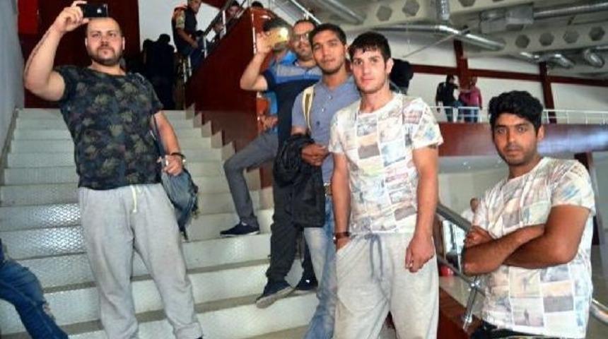 Sığınmacıların Ayvalık Otogarı'nda Umutlu Bekleyişi