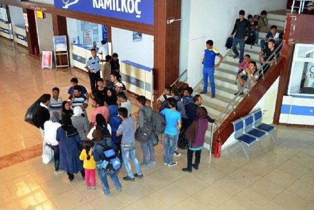 Sığınmacıların Ayvalık Otogarı'nda Umutlu Bekleyişi