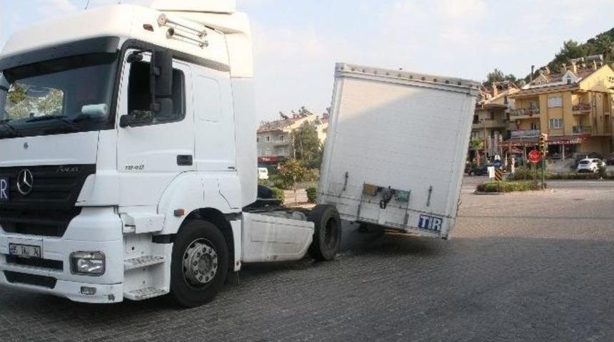 Alkol Y&uuml;kl&uuml; Tır Dorsesi Karayoluna D&uuml;şt&uuml;