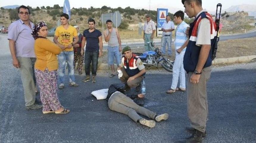 Otomobile &Ccedil;arpan Motosikletli Ağır Yaralandı