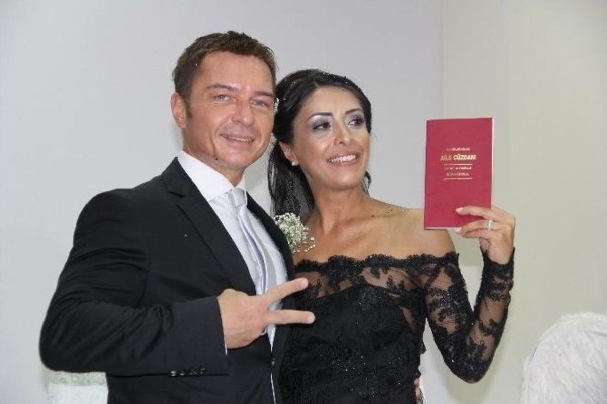 Şehitler İ&ccedil;in Siyah Gelinlik Giydi