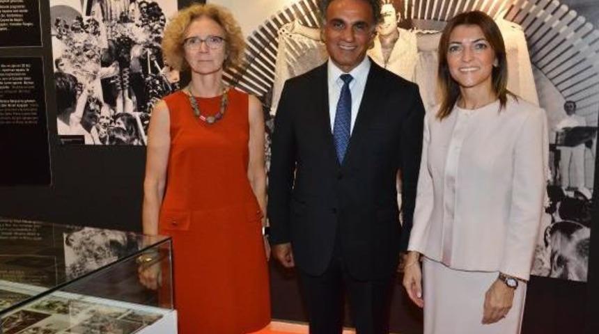 İzmir'de, Zeki M&uuml;ren Sergisi