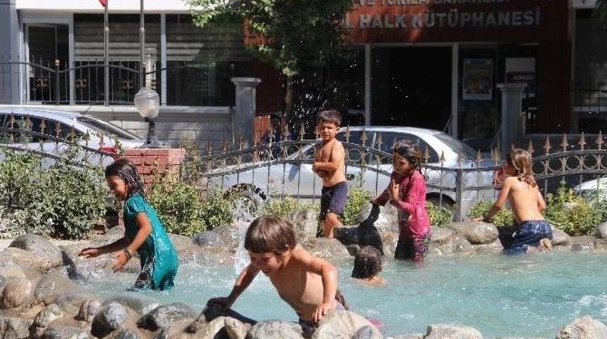 &Ccedil;ocuklar, Yazın Son G&uuml;nlerinde De S&uuml;s Havuzlarına Akın Ediyor