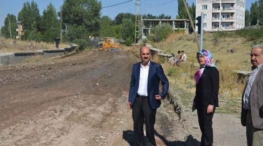 Malazgirt&rsquo;te Yol Yapım &Ccedil;alışması