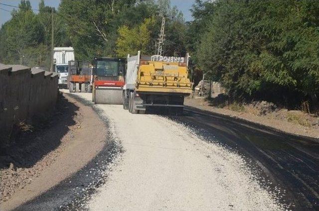 Malazgirt&rsquo;te Yol Yapım &Ccedil;alışması 2
