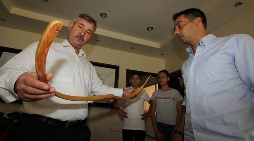 Başkan Yaralı&rsquo;ya Yay Hediye Edildi