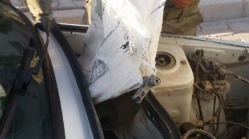 Otomobilin Motor B&ouml;l&uuml;m&uuml;nden 2 Kalaşnikof &Ccedil;ıktı