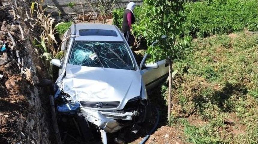 Ters Y&ouml;ne Giren Otomobil, Minib&uuml;sle &Ccedil;arpıştı: 2 Yaralı