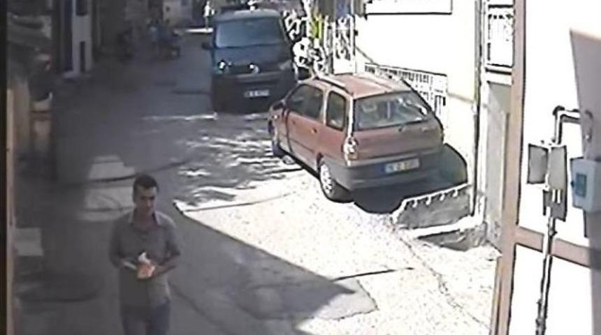 Bayan &Ouml;ğretmenin 15 Bin Lirayı Dolandırıcılara Kaptırma Anı Kameralarda